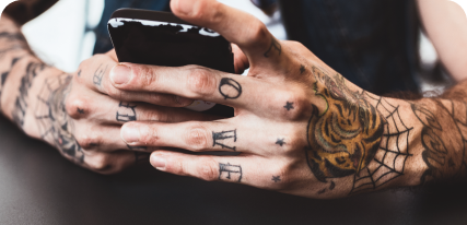 tatuador com seu smartphone em mãos