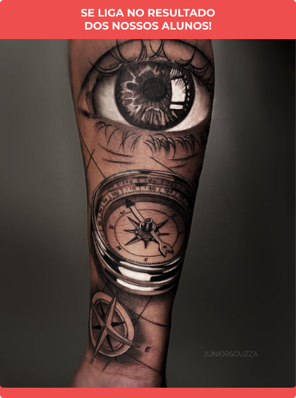 Tatuagem de um aluno de Realismo Preto e Cinza de uma estrela do norte com um olho e uma bússola