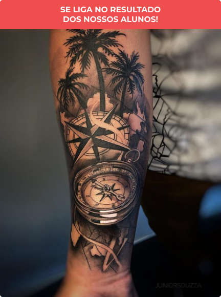 Tatuagem de um aluno de uma estrela do norte e uma bússola em meio a palmeiras