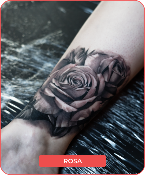 tatuagem do chico morbene de uma rosa com um texto abaixo escrito rosa
