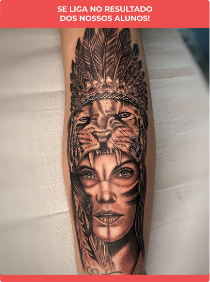 Tatuagem de um aluno em Preto e Cinza de uma índia com um capuz de leão