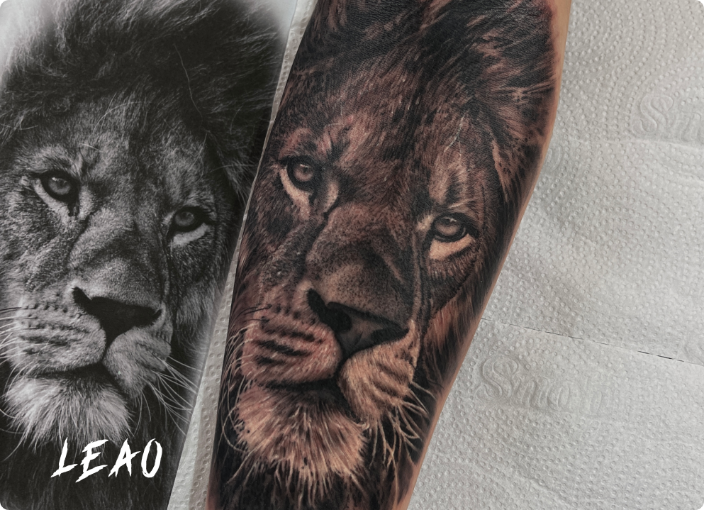 Tatuagem de Realismo Preto e Cinza de um leão